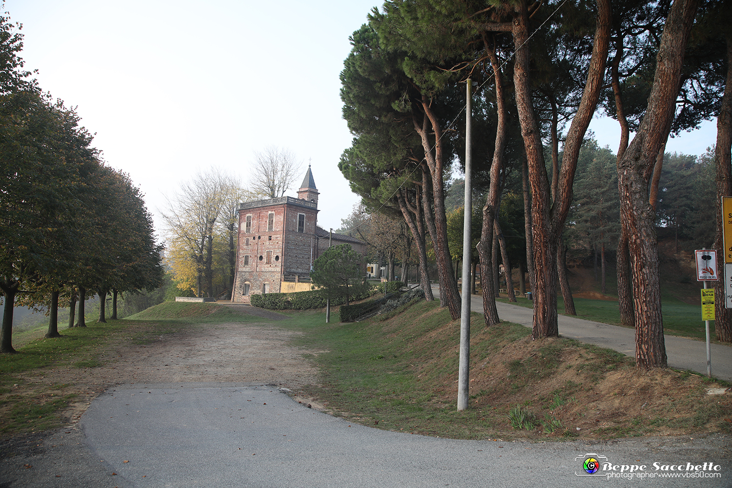 VBS_0889 - I Piloni della Via Crucis del Sacro Monte di Montà d'Alba.jpg